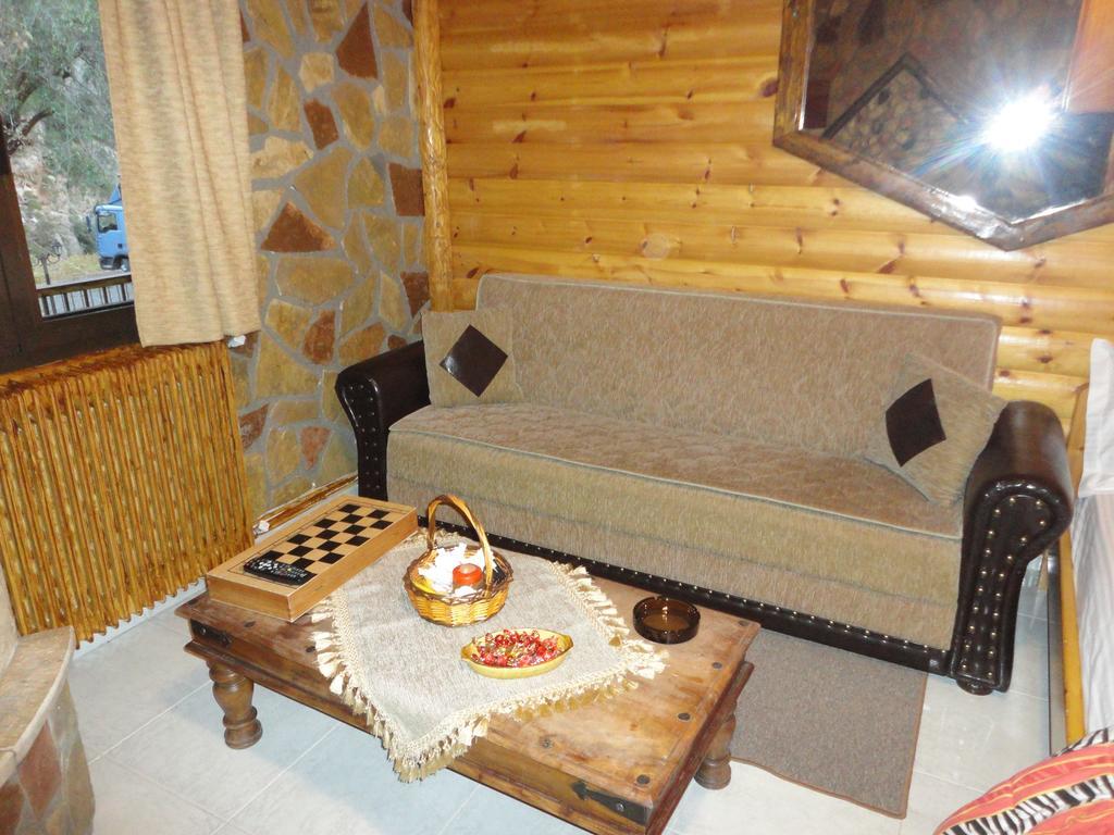 Faraggi Guesthouse Kalavryta Esterno foto