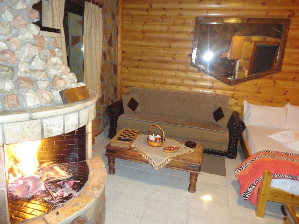 Faraggi Guesthouse Kalavryta Esterno foto